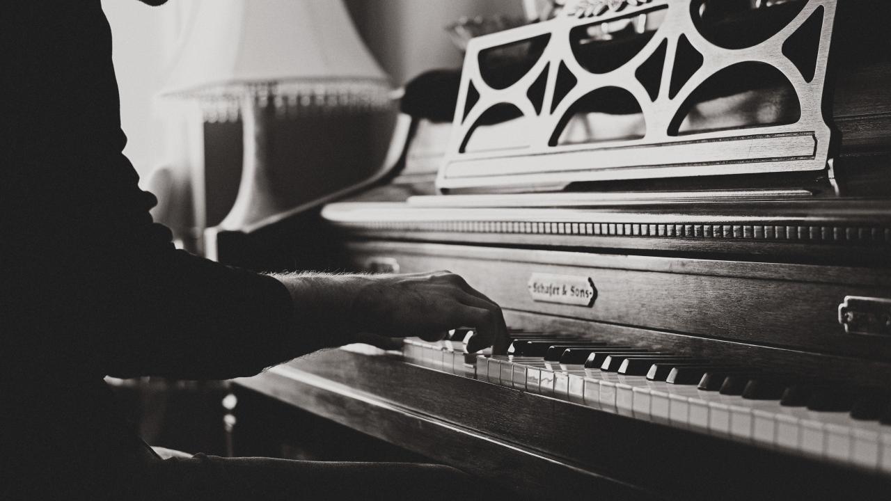 2560x1440 Preview wallpaper piano, hands, vintage, music, bw 2560x1440