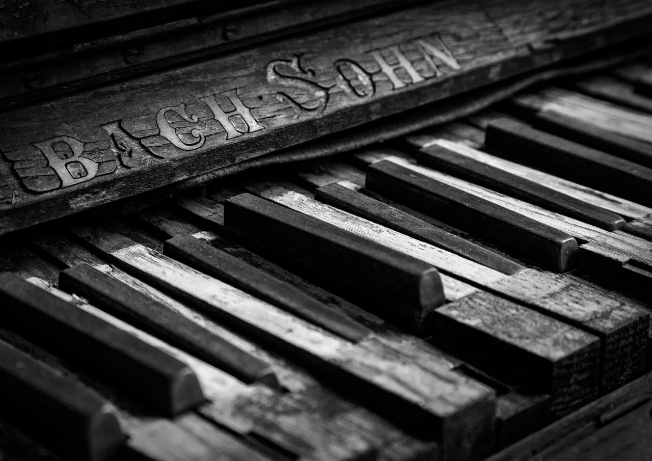 1920x1358 broken bach old piano key