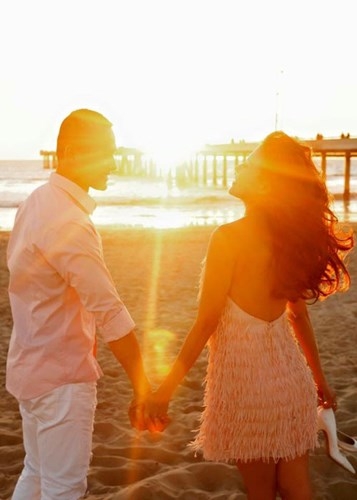 Cặp đôi tay trong tay hạnh phúc đi dạo trên một bãi biển đầy nắng. - Tin sao Viet - Tin tuc sao Viet - Scandal sao Viet - Tin tuc cua Sao - Tin cua Sao